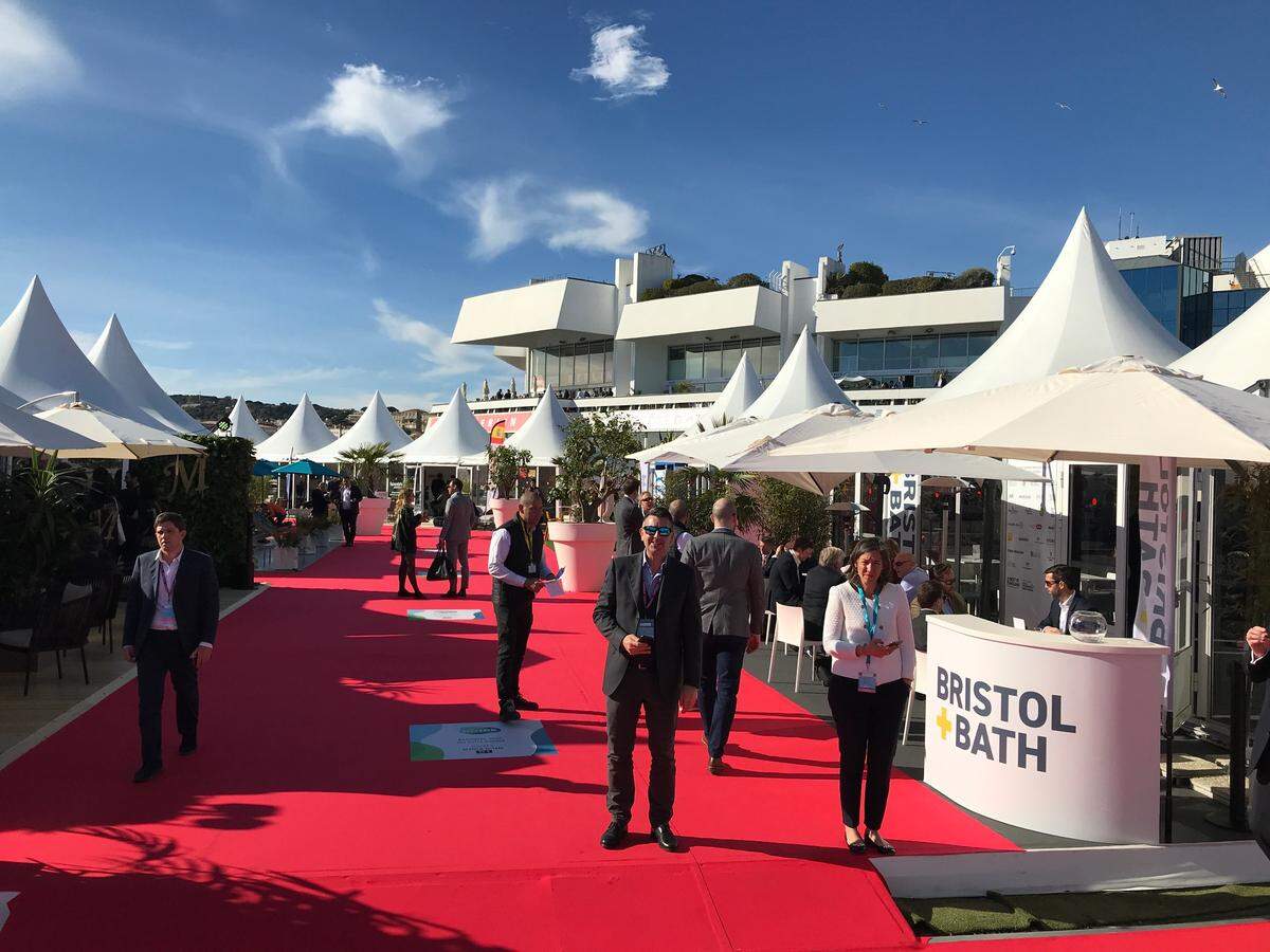 Der Stand Bristol +Bath präsentiert sich bei strahlendem Sonnenschein in Cannes.