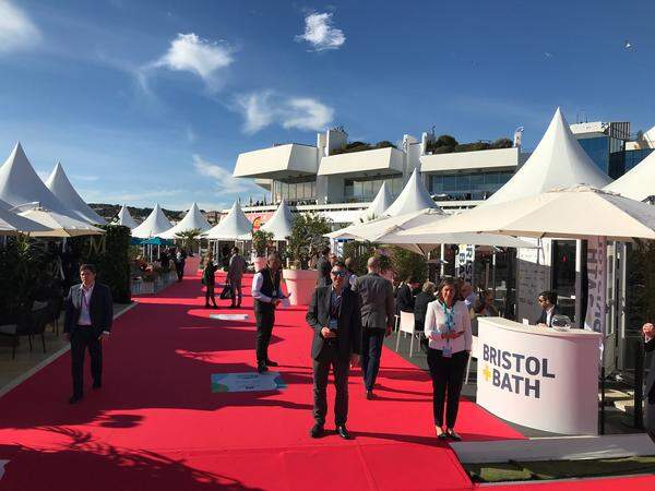 Der Stand Bristol +Bath präsentiert sich bei strahlendem Sonnenschein in Cannes.