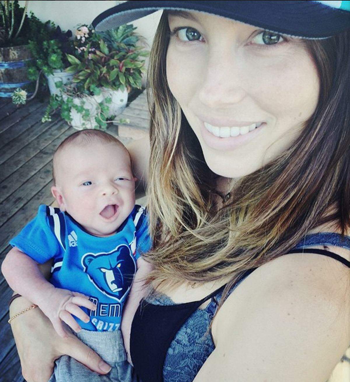 Knapp eine Woche nach der Geburt ihres erstes Kindes stellten Justin Timberlake und Jessica Biel den kleinen Silas in einem Basketball-Shirt der "Memphis Grizzlies" auf Instagram vor. Timberlake besitzt an der Mannschaft Anteile.