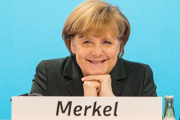 Angela Merkel wurde im Dezember 2013, nach 2005 und 2009, bereits das dritte Mal als Kanzlerin angelobt. Die historische Chance, dreimal mit unterschiedlichen Partnern zu regieren, hat sie allerdings verpasst. Nach der vierjährigen glücklosen Ehe mit der FDP kehrt sie zur GroKo zurück, zur Großen Koalition mit der SPD. Nun steht auch der Rest des Teams fest. (hd)