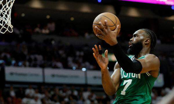 Jaylen Brown lässt sich seine Dienste im Dress der Boston Celtics vergolden, avanciert zum bestverdienenden Basketballspieler der Welt.