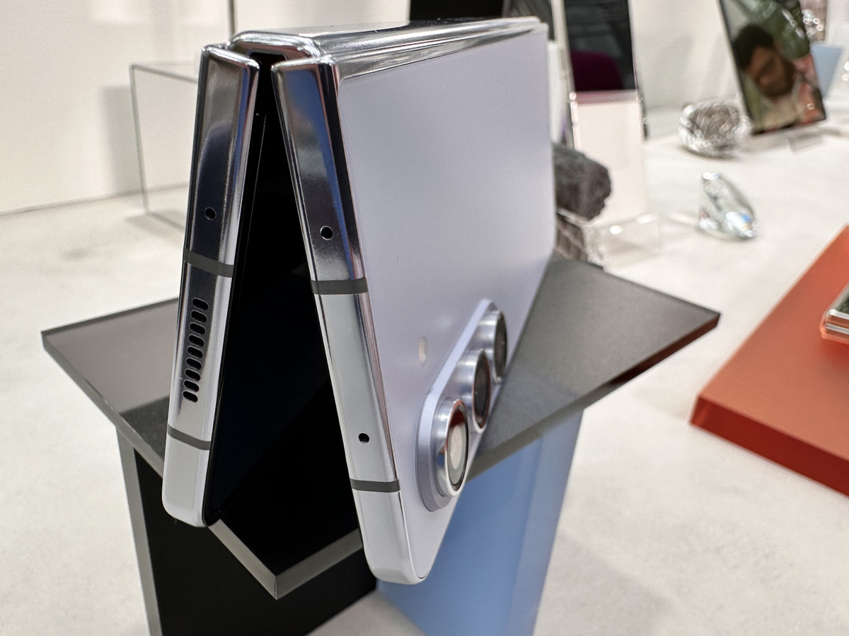 Die Triple-Kamera ist bekannt vom Galaxy S23. Hier setzt Samsung auf Altbewährtes. Dementsprechend gut ist die Kameraqualität. Die Südkoreaner versprechen eine noch bessere Hardware- und Software-Abstimmung. Denn Samsung-Kameras tendieren dazu, die Welt ein bisschen bunter abzubilden, als sie tatsächlich ist. 