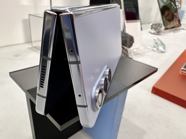 Die Triple-Kamera ist bekannt vom Galaxy S23. Hier setzt Samsung auf Altbewährtes. Dementsprechend gut ist die Kameraqualität. Die Südkoreaner versprechen eine noch bessere Hardware- und Software-Abstimmung. Denn Samsung-Kameras tendieren dazu, die Welt ein bisschen bunter abzubilden, als sie tatsächlich ist. 