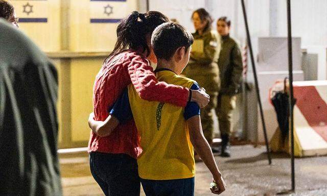 Einige Geiseln konnten dieser Tage wieder ihre Familie in Israel in die Arme nehmen.