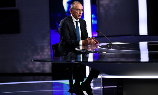 Der Polemiker. Medienprovokateur Éric Zemmour ist der Aufsteiger unter den möglichen Präsidentschaftskandidaten. Er wildert erfolgreich im Le-Pen-Lager. Die Bücher des mehrfach wegen rassistischen Äußerungen und antimuslimischer Hetze verurteilten Publizisten, in denen es fast immer um den Niedergang der „Grande Nation“ und die von ihm in dramatischen Tönen geschilderte Gefahr einer demografischen Ersetzung der (weißen) Einheimischen durch Einwanderer aus Nordafrika (wo Zemmour als Kind einer jüdisch-algerischen Familie geboren wurde) geht, sind Bestseller. Per Telefon lässt er sich sogar von Ex-US-Präsident Donald Trump Tipps geben. Chancen auf einen Einzug in die Stichwahl: Möglich, zuletzt mit absteigender Tendenz. Das hängt wohl davon ab, wie sehr sich Le Pen und Zemmour die Stimmen gegenseitig wegnehmen und wie stark sich die Kandidatin der Konservativen positionieren kann.