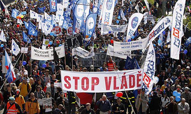 Prag Zehntausende protestieren gegen