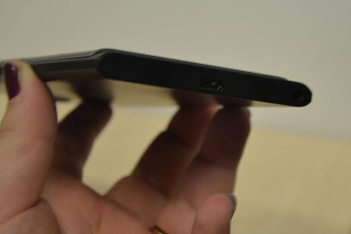 Trotz dieser zusätzlichen Ausstattung hat das Gerät insgesamt eine Dicke von nur 9,4 Millimeter. Zum Vergleich: Das Galaxy S6 Edge ist sieben Millimeter dick und das iPhone 6S Plus (5,5 Zoll Display) 7,1 Millimeter. Nominal ein Unterschied von zwei Millimeter. In der Praxis sogar ein Vorteil.