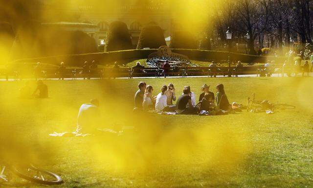 Fluch und Segen bedeutet der Frühling angeblich auch für unsere Beziehungen.