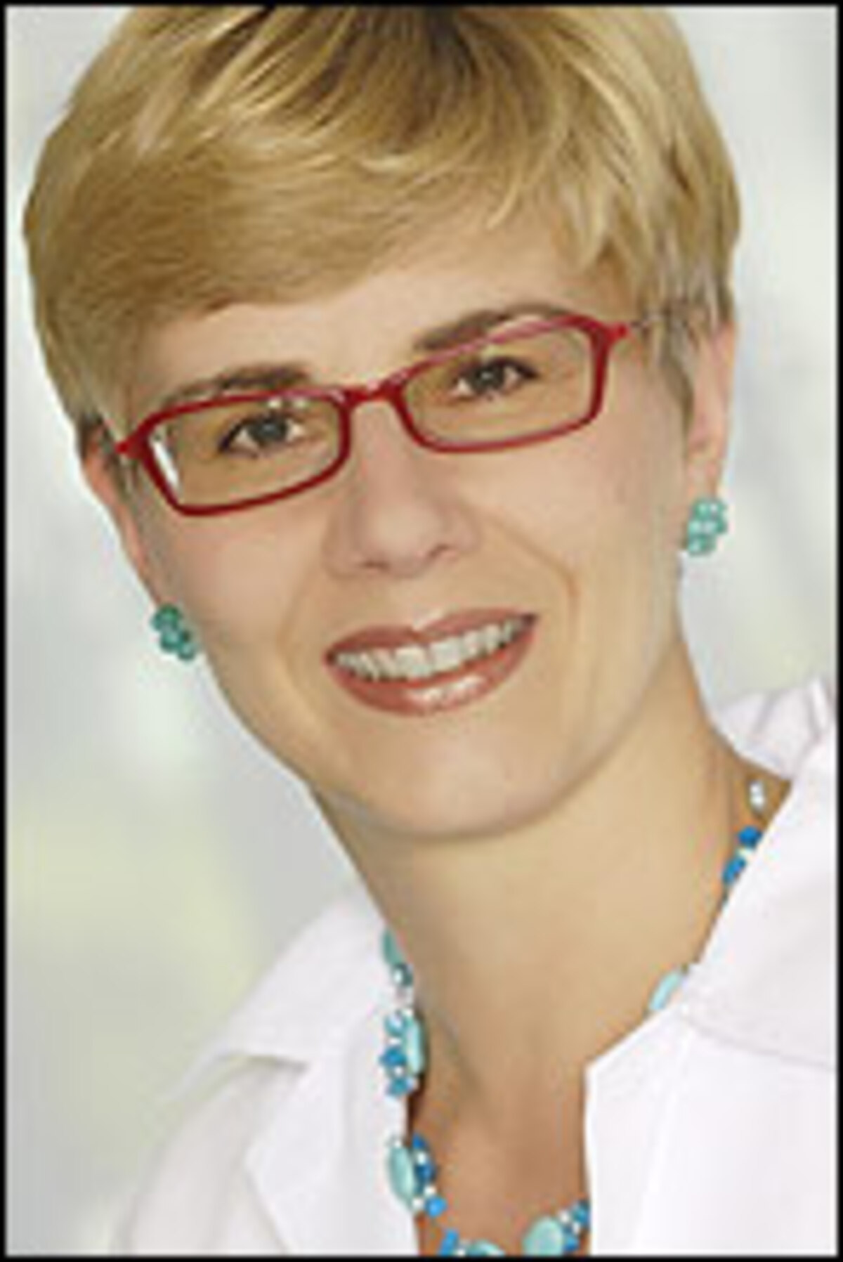 Primaria Dr. Athe Grafinger (41) ist seit Oktober erste Ärztliche Leiterin einer privaten geriatrischen Sonderkrankenanstalt in Wien. Im neueröffneten Haus der Barmherzigkeit Tokiostraße in Wien-Donaustadt ist die Fachärztin für Innere Medizin für die medizinische und therapeutische Behandlung von max. 270 hochbetagten, chronisch kranken Patienten verantwortlich.