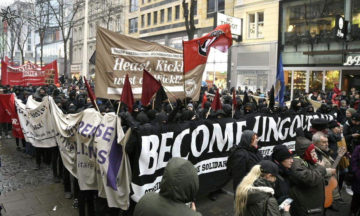 Zwischenfälle gab es keine, auch die Polizei erwartet einen lautstarken, aber friedlichen zivilgesellschaftlichen Protest. Lediglich im sogenannten schwarzen Block (die Schätzungen gehen auseinander - sie liegen zwischen 50 bis 200 Personen) wurden einzelne pyrotechnische Gegenstände gezündet und Eier geworfen. Unmittelbar vor dem schwarzen Block marschierte übrigens eine Gruppe "Omas gegen Rechts".