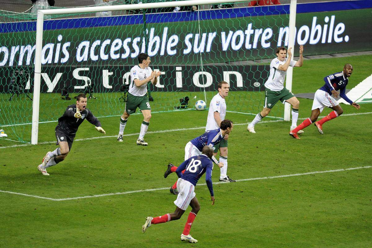 In ihrem aktuellen Magazin stellt die Fifa ihr Ranking der schlimmsten Schiedsrichter-Fehlentscheidungen vor. Auf Platz elf findet sich Frankreichs Siegtreffer im Play-off-Spiel für die WM 2010 gegen Irland. Assistgeber Thierry Henry nahm dabei klar die Hand zur Hilfe.