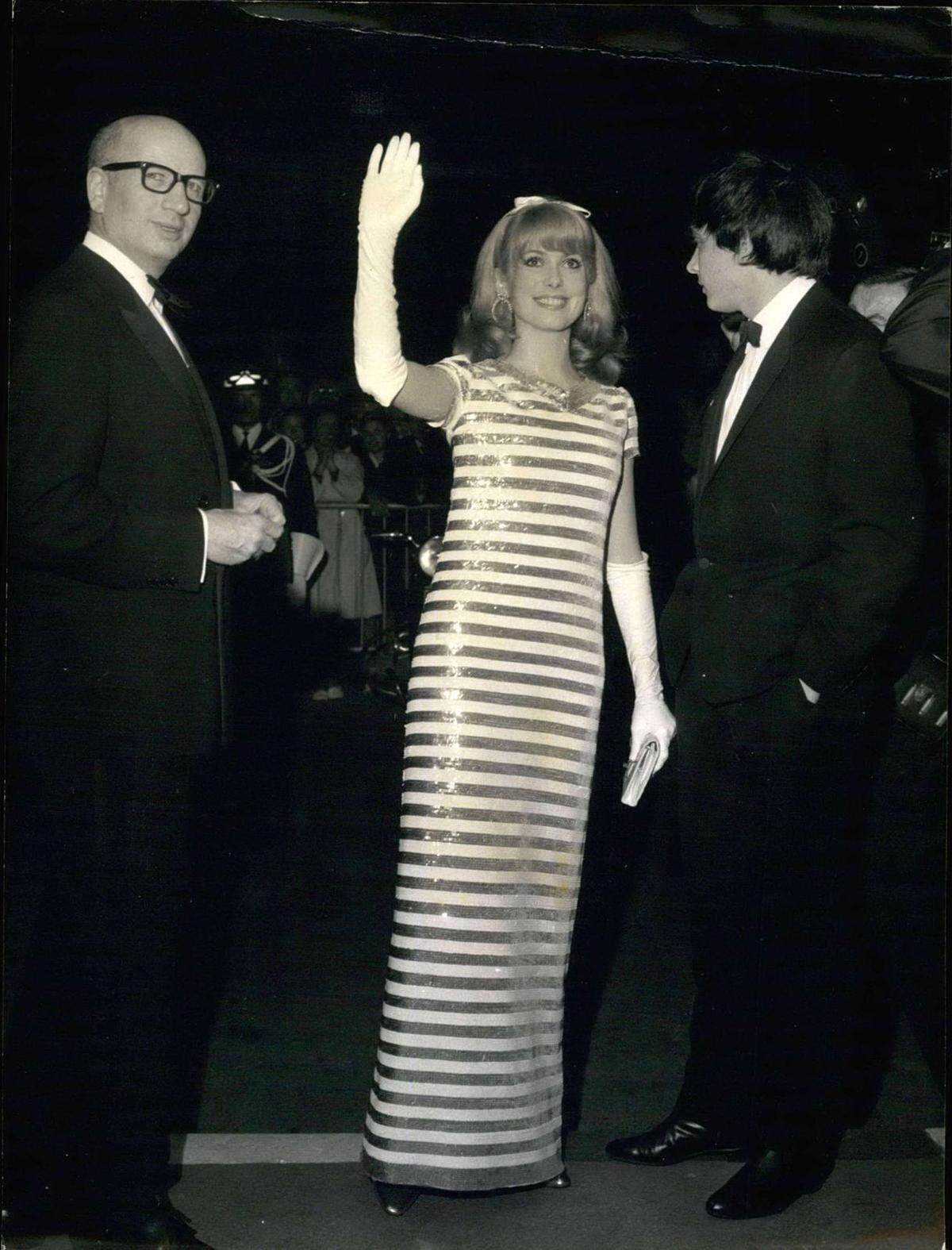 Einen Fixplatz auf der Gästeliste hat die französische Filmdiva Catherine Deneuve in Cannes noch immer. 1966 erschien sie im 60ies-Look mit gestreifter Paillettenrobe und Schleife im Haar.
