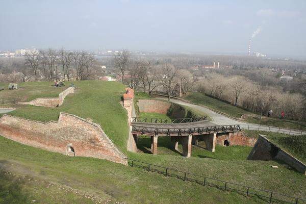 Bereits die Kelten errichteten in Petrovaradin eine Festung. Die heutige Burg, die unter den Habsburgern seit dem 18. Jahrhundert maßgeblich ausgebaut wurde, ist durch hohe Burggräben geschützt. Im Sommer findet auf dem Festungsgelände das mehrtägige Rockfestival “Exit” statt.