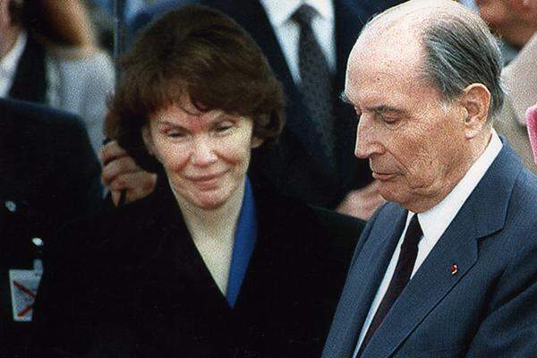 Über lange Zeit geheim hielt der Sozialist Mitterrand sein Liebes-Doppelleben. Neben seiner Ehefrau Danielle hatte er noch eine zweite Familie mit einer Geliebten, mit der er eine Tochter hatte. Der Staatschef von 1981 bis 1995 verzichtete deshalb aber nicht auf weitere Liebschaften.