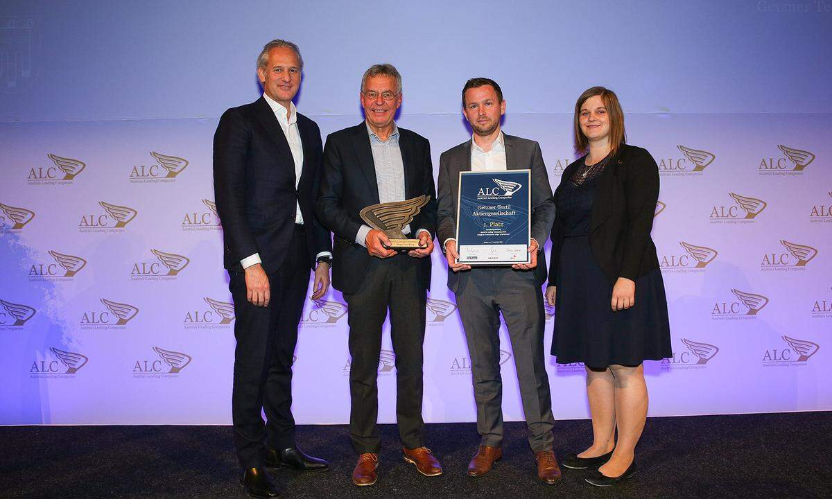 Auszeichnung 1. Platz Kategorie international tätige Unternehmen für die Getzner Textil AG (v.l.): IV Vorarlberg-Präsident Martin Ohneberg, Getzner-Gesellschafter Georg Comploj, Getzner-CFO Martin Frick und KSV1870-Standortleiterin Feldkirch Regina Nesensohn.