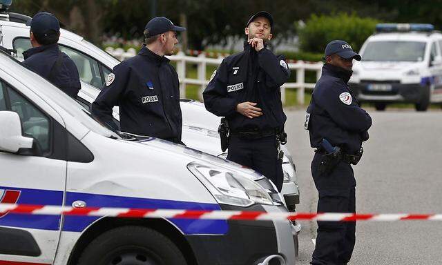 Die Polizei vor dem Haus in Magnanville, wo ein Attentäter einen Polizisten und dessen Frau ermordete.