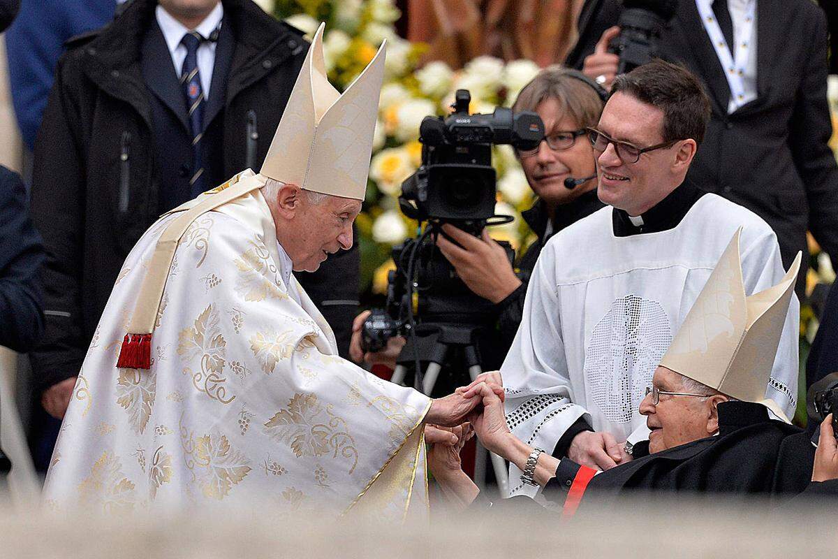 Joseph Ratzinger saß neben den 150 Kardinälen, die mit Papst Franziskus die Heiligsprechungsmesse konzelebrierten. Der emeritierte Papst lächelte und begrüßte einige Kardinäle, darunter eine der polnischen Ordensschwestern, die lang Johannes Paul II. im Apostolischen Palast gedient hatten. Benedikt XVI. konzelebrierte die Heiligsprechungsmesse.
