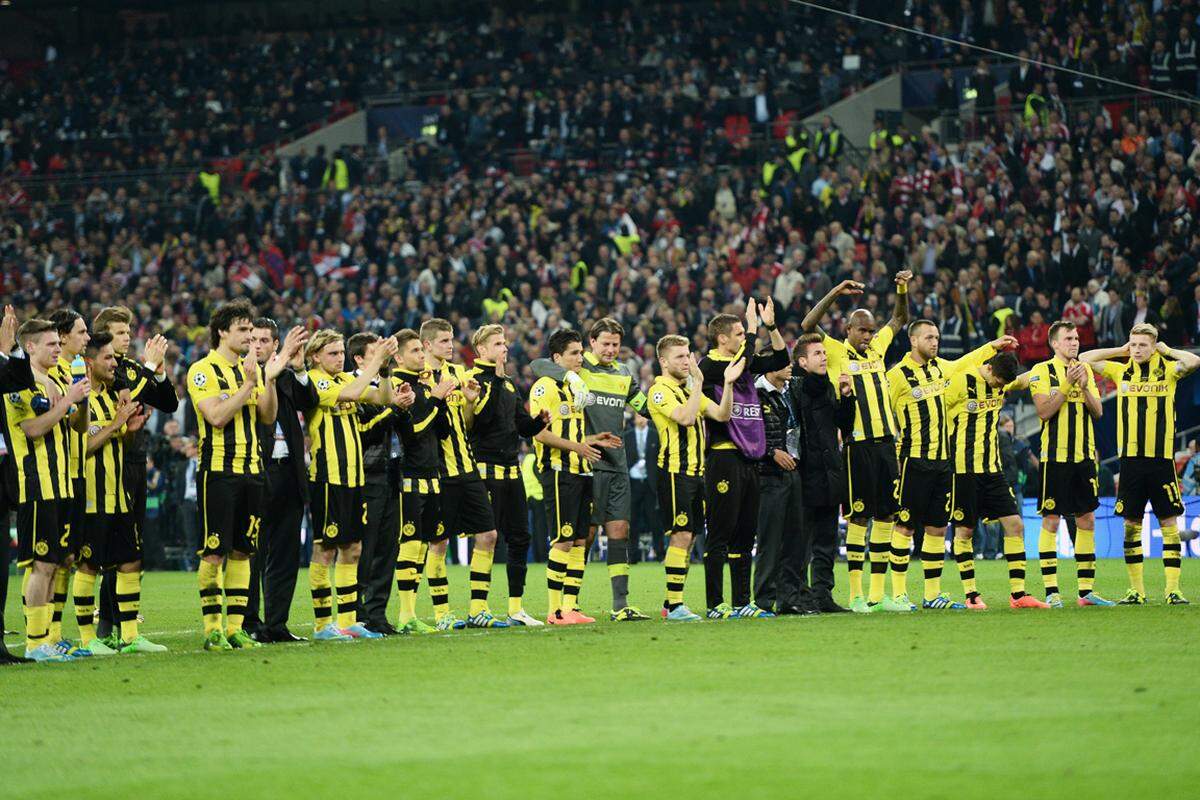 ...spendeten die Dortmunder ihren mitgereisten Fans den verdienten Applaus.