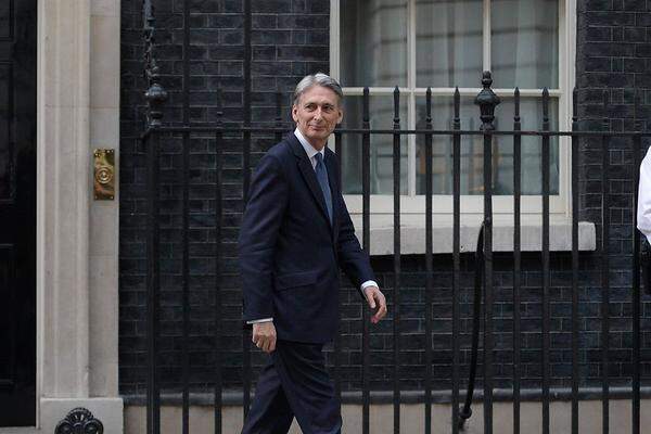 Ex-Außenminister Philip Hammond übernimmt als Finanzminister das Amt von George Osborne, der ein enger Vertrauter des ehemaligen Premierministers David Cameron ist. Er will der heimischen Finanzbranche trotz des Brexit-Votums den Zugang zum EU-Binnenmarkt erhalten.