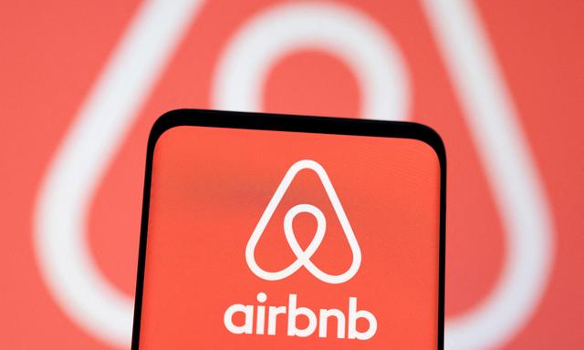 Airbnb-Logo auf einem Smartphone. (Symbolbild).