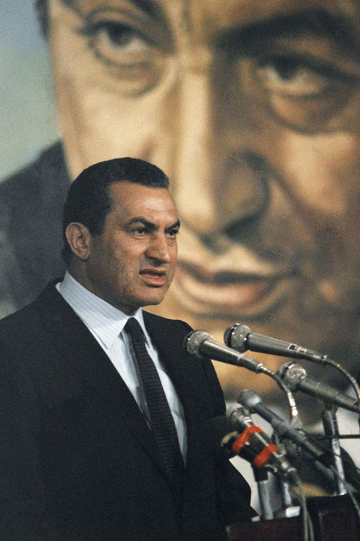 Auf den wachsenden Druck, demokratische Reformen zuzulassen, reagierte Mubarak zunächst mit einer Verfassungsänderung. Im September 2005 fand erstmals eine Präsidentenwahl mit mehreren Kandidaten statt. Seinen schärfsten Gegner musste der Amtsinhaber dabei nicht fürchten: Die Islamisten waren nicht zur Wahl zugelassen.