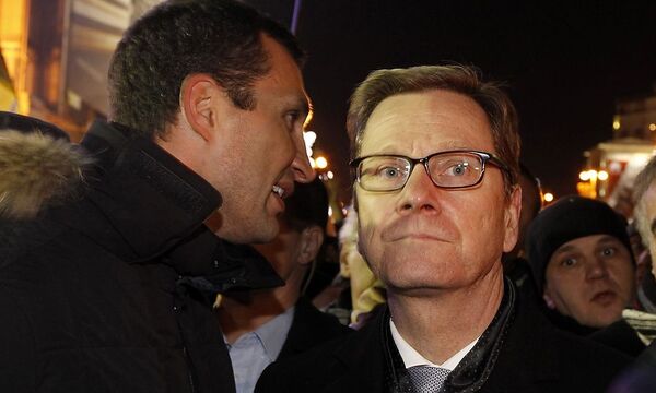 Oppositionsführer Vitali Klitschko (li.) mit dem deutschen Außenminister Guido Westerwelle auf dem Unabhängigkeitsplatz im Zentrum Kiews.