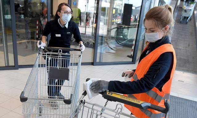 Oberflächen im Handel müssen regelmäßig desinfiziert werden.