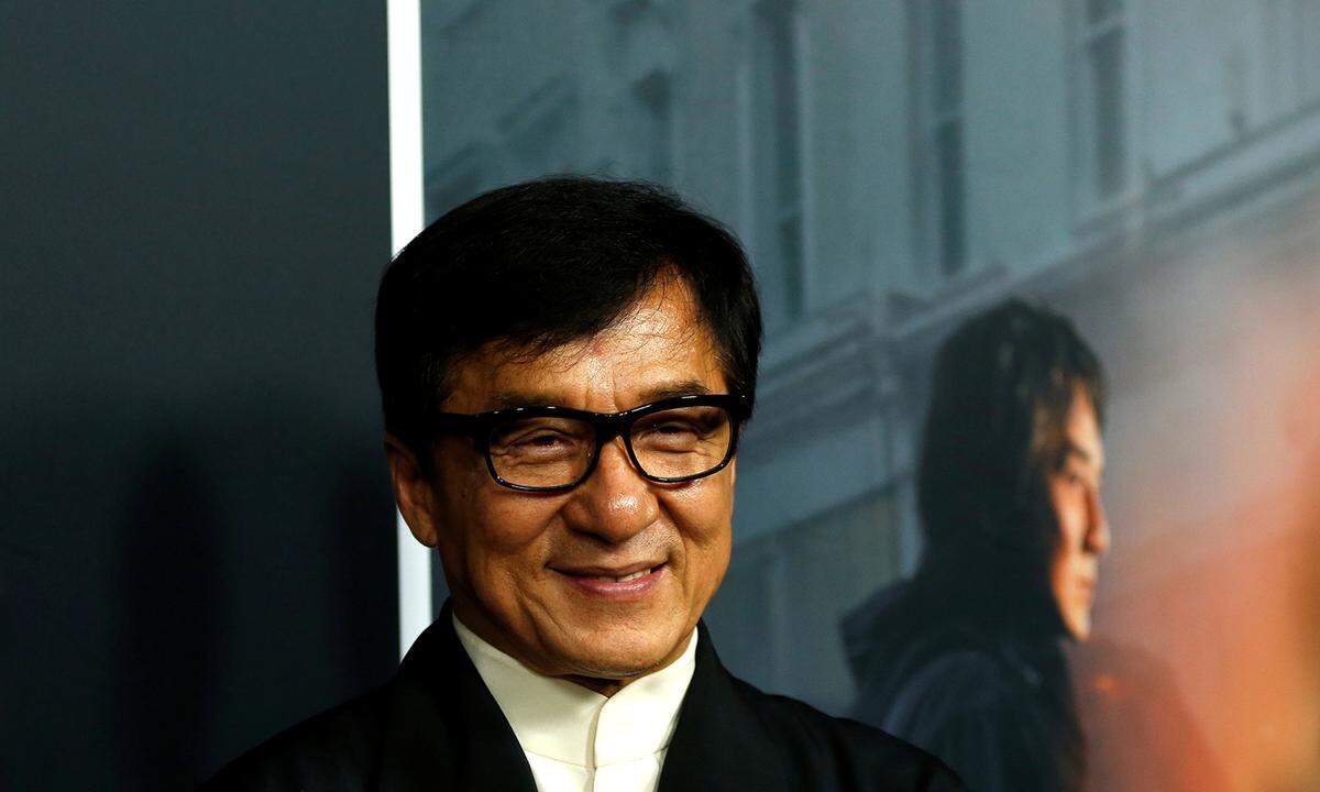 Als kämpfender Schauspieler mit komödiantische Einlagen hat sich Jackie Chan in Hollywood einen Namen gemacht. Chan Kong-Sang wuchs in ärmlichen Verhältnissen in einer Familie auf, die während des Chinesischen Bürgerkrieges in die britische Kolonie Hongkong geflüchtet war. Im November 2016 wurde ihm der Ehrenoscar für sein Lebenswerk zuerkannt.