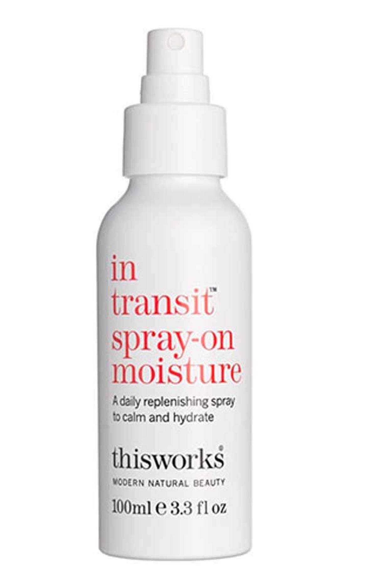 Der Gesichtsspray "In Transit Spray On Moisture" von This Works erfrischt das Gesicht und den Körper sofort. 19,50 Euro von Ludwigbeck.com.