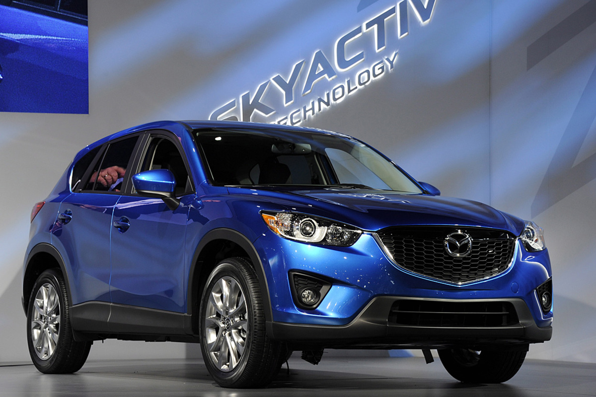 Sehr spät bringt Mazda ein Kompakt-SUV auf den Markt. Der CX-5 soll einer der sparsamsten in seiner Klasse werden. Hauptverantwortlich dafür: Leichtbau (etwa 1400 kg Leergewicht) und die neue Motorengeneration "Skyactiv". So soll der 150-PS-Diesel lediglich 4,5 Liter verbrauchen.