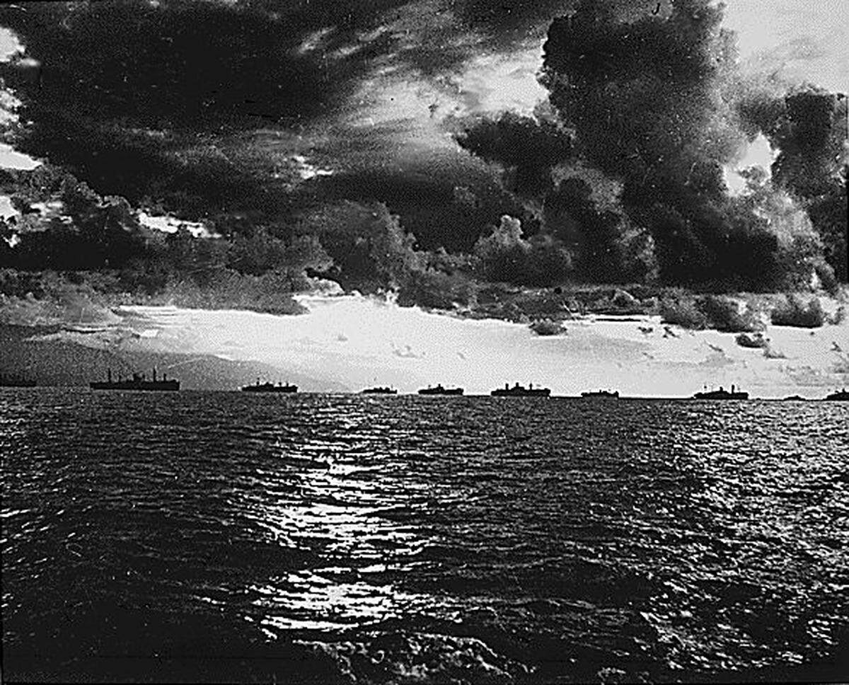 Japans Seestreitkräfte waren 1943/44 bereits extrem dezimiert worden. Im September 1944 begannen die USA eine Luftoffensive gegen die Philippinen und rückwärtige Basen etwa auf Formosa (Taiwan), bei der 500 bis 1200 japanische Flugzeuge bei recht geringen eigenen Verlusten zerstört und so der feindliche Luftschild geschwächt wurden. Dann, Mitte Oktober, rückten zwei Flotten auf Leyte vor: Die 7. Flotte unter Admiral Thomas C. Kinkaid (1888-1972) sollte die eigentliche Landung durchführen, sie brachte dazu auf mindestens 550 Transportschiffen sechs Divisionen der 6. Armee mit etwa 200.000 Mann heran. Zur Feuerunterstützung und als Luftschutz waren unter anderem sechs Schlachtschiffe, acht Kreuzer, 48 Zerstörer und 18 kleine Begleitflugzeugträger (je etwa 25 Flugzeuge an Bord) integriert.