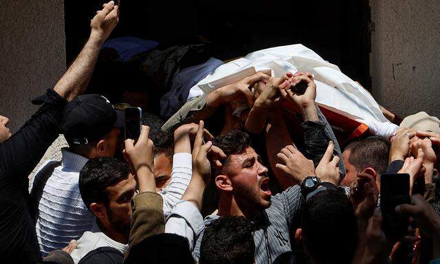 Der Zorn im Gaza-Streifen nach den Luftschlägen Israels ist groß. Hier ein Bild von der Beerdigung eines der Opfer der vergangenen Nacht.