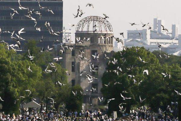 Für die Menschen in Japan sind die Auswirkungen auch 70 Jahre nach den Atombombenabwürfen auf Hiroshima und Nagasaki spürbar: Nach wie vor werden viele Überlebende wegen der langfristigen Folgen der Verstrahlung behandelt. Zwei von drei Opfern würden an Krebs sterben, berichtete das Internationale Komitee vom Roten Kreuz (IKRK).