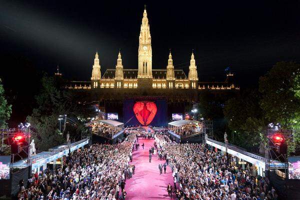 Der Life Ball feierte vergangenes Jahr seinen 20. Geburtstag. Anlässlich des Jubiläums wartete der Ball mit hochkarätig besetzten Side-Events auf: Am Vorabend (18. Mai) fand im Burgtheater ein Gala-Konzert statt, einen Tag später die Aids Solidarity Gala in der Hofburg. Ex-US-Präsident Bill Clinton, Model Milla Jovovich und Schauspieler Antonio Banderas feierten mit.