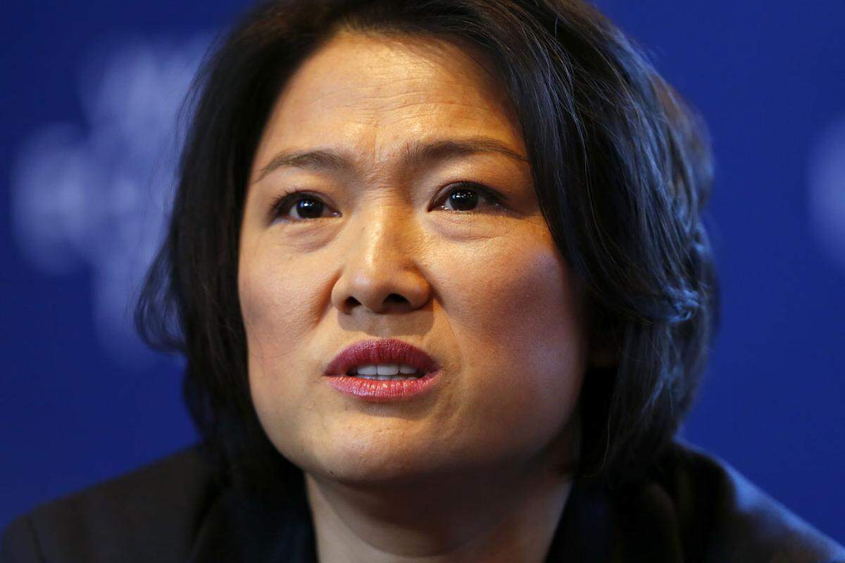 Besonders viele Self-Made-Milliardärinnen kommen aus Volksrepublik. Zehn Frauen stehen auf der "Forbes"-Liste, fast alle haben ihr Vermögen selbst erwirtschaftet, die meisten in der Immobilienbranche. So auch Zhang Xin (48). Gemeinsam mit ihrem Ehemann gründete sie die Firma Soho China, deren CEO sie heute ist.Im Zentrum von Peking setzte sie einige spektakuläre Immobilienprojekte um, unter anderem mit Stararchitektin Zaha Hadid. Zuvor hat Zhang Xin an der Wall Street in Unternehmen wie Goldman Sachs Erfahrung gesammelt.