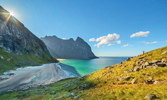 Abgelegen. Die  karibisch weißen Strände der Kvalvika-Bucht lassen sich nur erwandern.