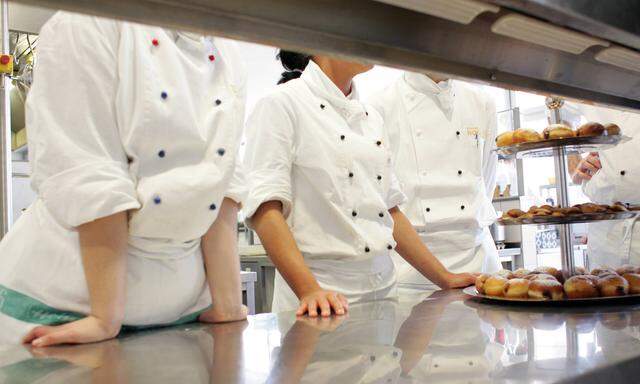 Azubi zum Koch im Ausbildunsgzentrum Wedding Berlin Deutschland Young cooks at a training cent