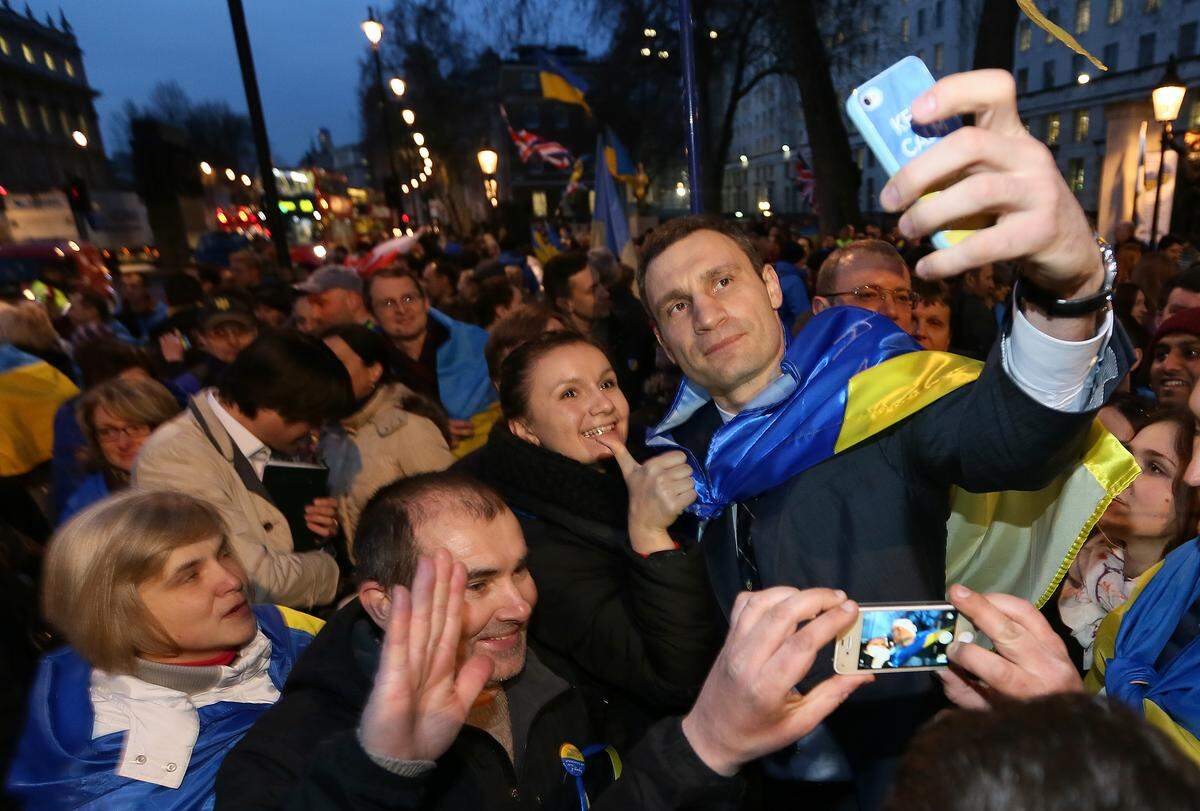 Der ukrainische Doch-Nicht-Präsidentschaftskandidat und Box-Weltmeister Vitali Klitschko posiert mit seinen Anhängern vor dem Londoner Regierungssitz.