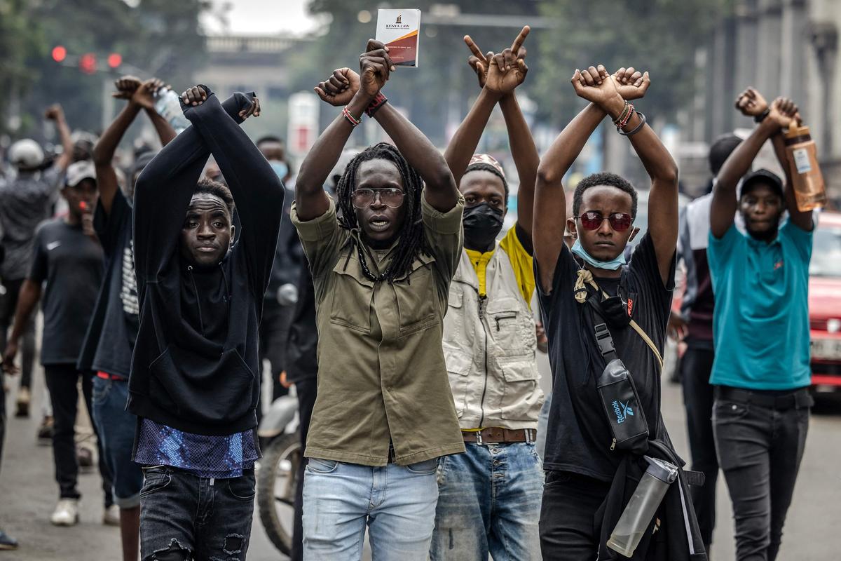 18. Juni. Diese Männer in Nairobi demonstrieren gegen Steuererhöhungen.