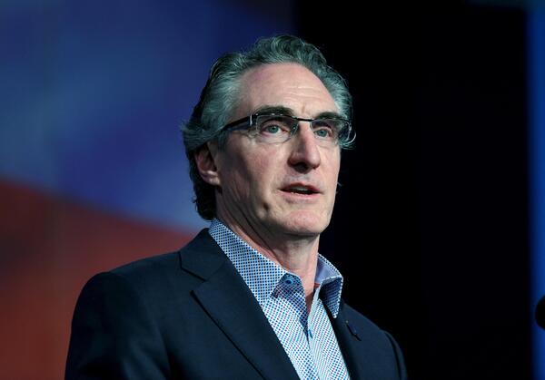 Doug Burgum: Der Gouverneur von North Dakota will am kommenden Mittwoch (7. Juni) den Startschuss zu seiner Kampagne geben. Er hatte ein erfolgreiches Softwareunternehmen aufgebaut, das er 2001 an Microsoft verkaufte. Als Befürworter niedriger Steuern und weniger Regulierung wird er sich womöglich als traditioneller Konservativer positionieren, der sich auf die Wirtschaft und die nationale Sicherheit konzentriert. 