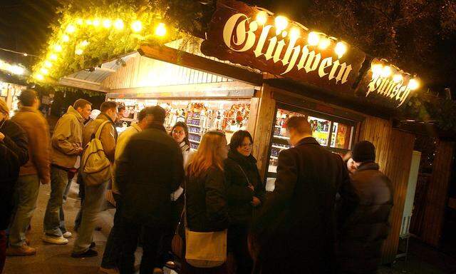 Punsch, Glühwein und noch viel mehr: Das Angebot auf Weihnachtsmärkten - hier der Christkindlmarkt am Rathausplatz - wird immer breiter.   