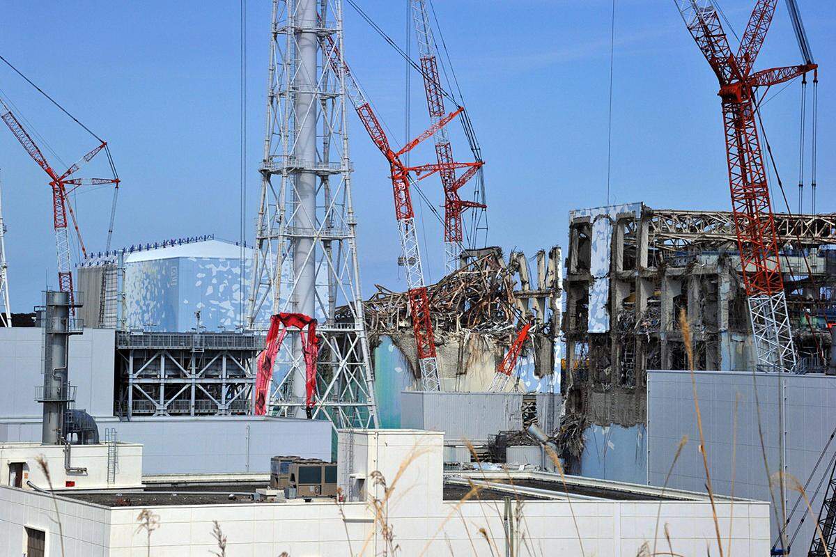 Etwa 100 Tage nach der Reaktorkatastrophe in Japan hat Deutschland den Ausstieg aus der Atomkraft beschlossen. Bis zum Jahr 2022 soll das AKW-Aus umgesetzt werden. Parallel dazu soll bis spätestens 2020 der Anteil von Ökostrom auf mindestens 35 Prozent steigen.