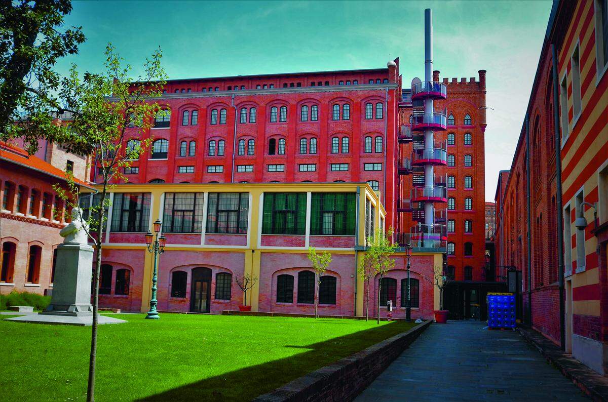 Am westlichen Ufer des Kanals, an dem heute der Komplex der Molino Stucky – der ehemaligen Getreidemühlen – über die Skyline herausragt, stand neben einem einfachen Herbergshaus einst die Klosterkirche San Biagio a Cataldo. Im mittlerweile verschwundenen Kloster gewährte man im 12. Jahrhundert Pilgern Obdach. Heute finden hier internationale Kongresse und Seminare statt.