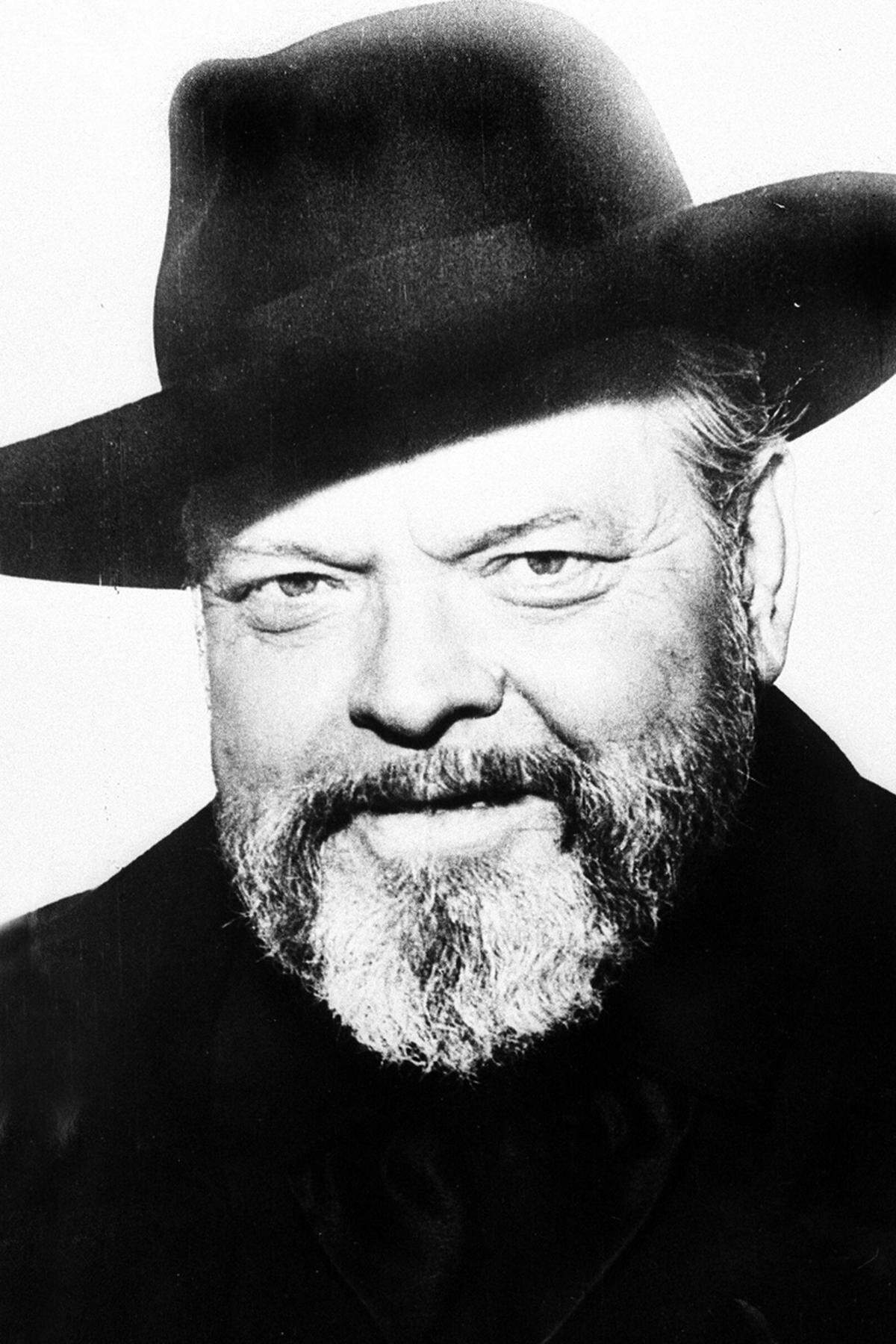 Welles reiste um die Welt, drehte in Europa und in Hollywood, wieder in Europa und wieder in Hollywood. Er machte seltsame Whiskey-Werbespots in Japan, die offenbar Vorlage für die Bill-Murray-Szene in "Lost in Translation" waren. "Ich will immer höchste Perfektion", sagt er darin, am Glas nippend. Und so war Welles. Immer alles perfekt. Und immer ein Glas oder ein Teller in der Nähe. Denn das Genie arbeitete nicht nur exzessiv, er aß auch exzessiv. Jahrzehnte litt er unter Fettleibigkeit.