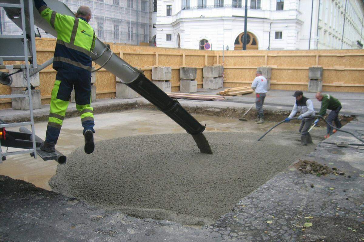 Der Beginn der Bauarbeiten für das Denkmal im Juni.