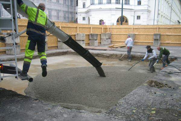 Der Beginn der Bauarbeiten für das Denkmal im Juni.