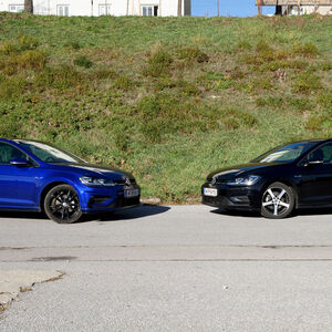 Außen weitgehend ident, unter der Motorhaube grundsätzlich verschieden: Links der VW Golf mit dem 150-PS-Benzinmotor, rechts das Modell mit dem 150-PS-Dieselmotor.