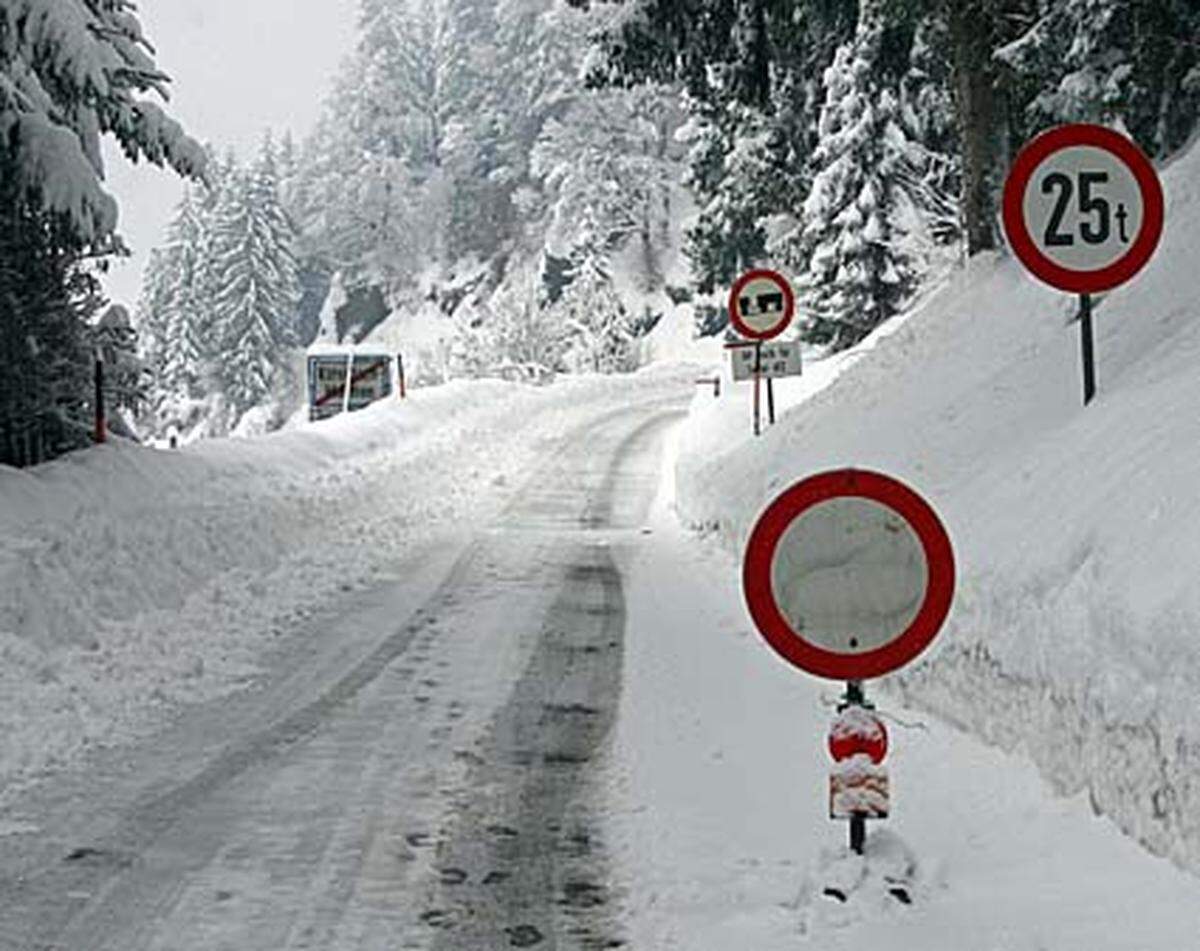Laut ÖAMTC sind wegen Lawinengefahr durch die heftigen Schneefälle etliche Straßen gesperrt. Das Lesachtal dürfte noch bis Samstag von der Außenwelt abgeschnitten bleiben.