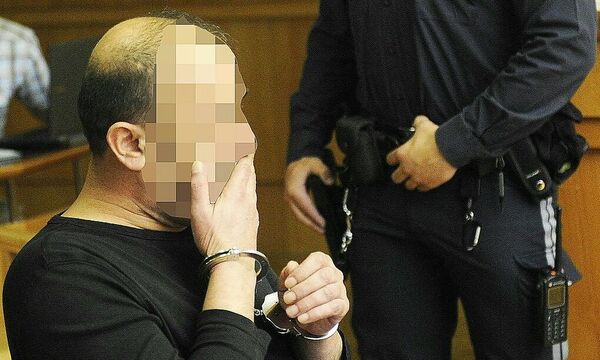 Der Angeklagte am Montag vor Gericht