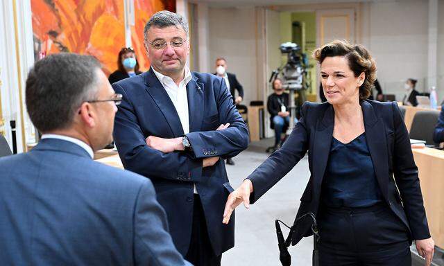 Zu Beginn freundlich, dann feindselig: Die Spitzen von SPÖ- und ÖVP-Klub am Mittwoch im Parlament.
